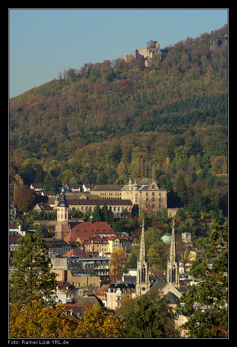 Blick über die Türme der Evangelischen Stadtkirche, die Altstadt, die Stiftskirche und das Neue Schloss bis zum Alten Schloss