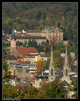 Blick über die Türme der Evangelischen Stadtkirche, die Altstadt und die Stiftskirche zum Neuen Schloss