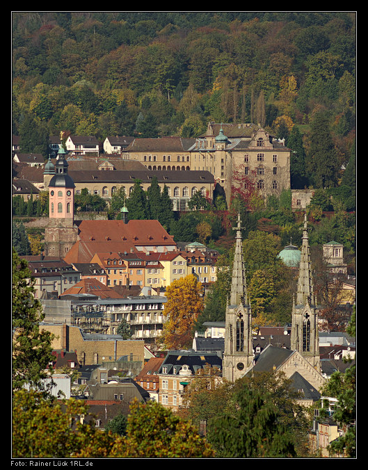 Blick über die Türme der Evangelischen Stadtkirche, die Altstadt und die Stiftskirche zum Neuen Schloss