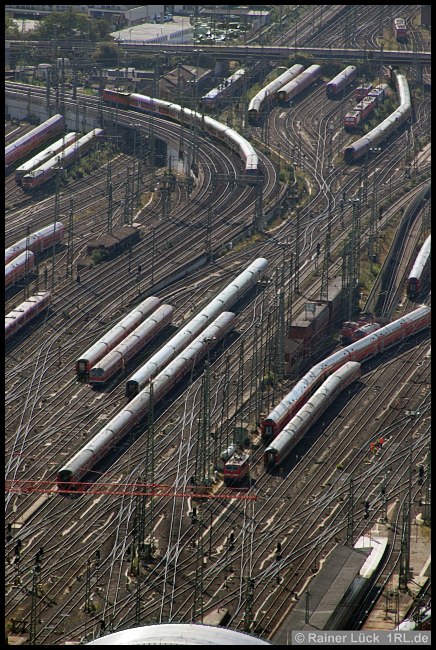 Gleisanlagen und Züge am Hauptbahnhof Frankfurt