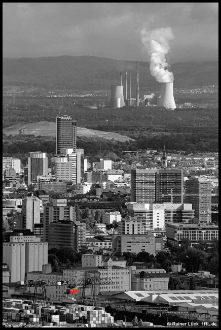 Blick über Offenbach aufs Großkraftwerk Staudinger