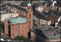 Blick auf die Frankfurter Paulskirche und den Römerberg in der Altstadt