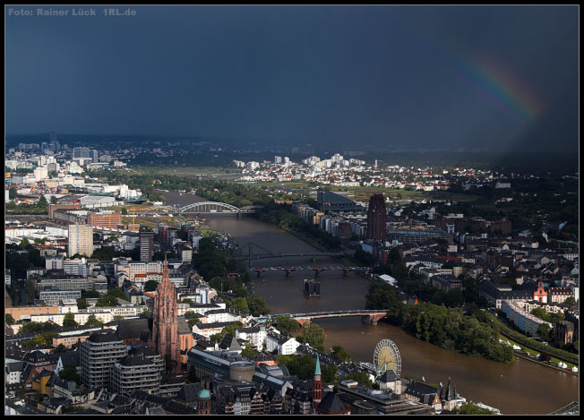 Dunkle Wolken, Sonne und Regenbogen über Frankfurt und dem Main