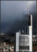 Dunkle Wolken und Regenbogen über dem Commerzbank-Tower Frankfurt am Main