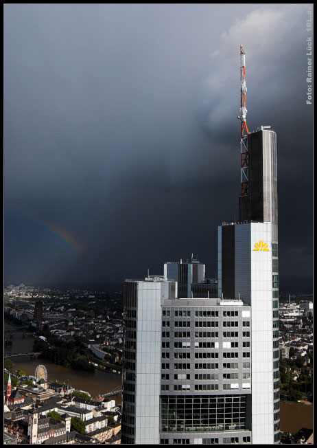 Dunkle Wolken und Regenbogen über dem Commerzbank-Tower Frankfurt am Main