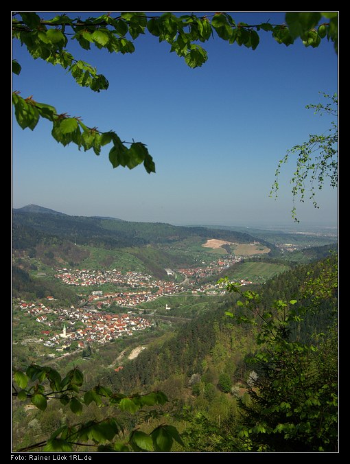 Mittleres/unteres Murgtal. Blick über Au, Weisenbach, Hilpertsau und Obertsrot bis zur Rheinebene