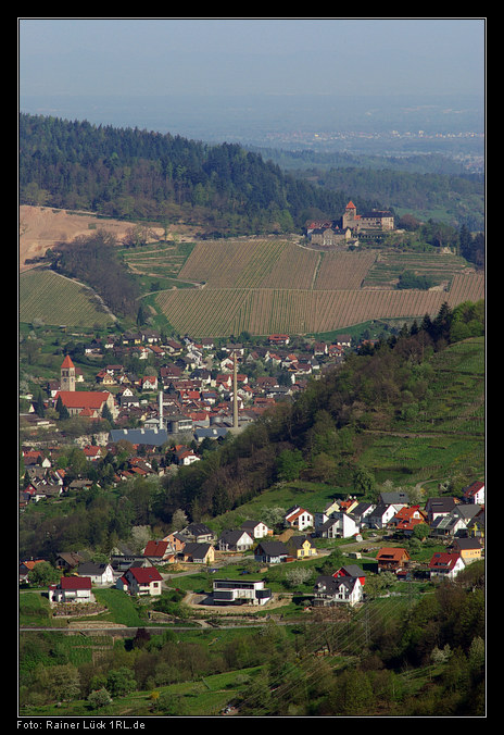 Blick über das Weisenbacher Neubaugebiet Birket und Obertsrot zu Schloss Eberstein und bis ins Rheintal