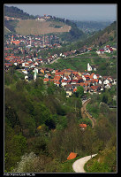 Blick über Au, Weisenbach und Obertsrot zu Schloss Eberstein. Mit Stadtbahnzug auf der Strecke der Murgtalbahn.