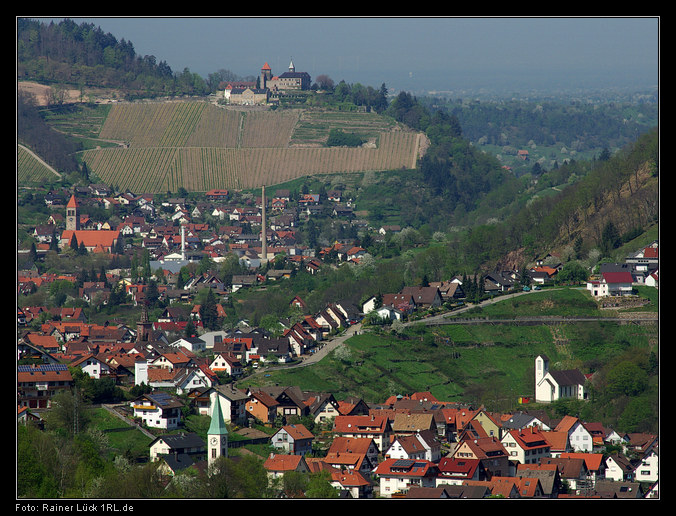 Blick durchs Murgtal über Au, Weisenbach und Obertsrot zu Schloss Eberstein.