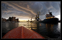 Dramatische Wolkenstimmung über dem Seehafen Wismar
